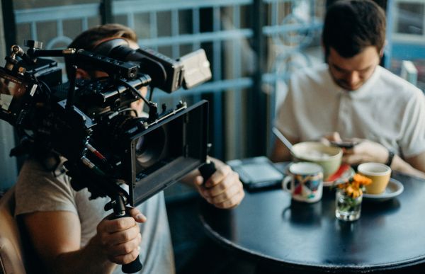 Cadreur qui travaille sur un tournage de cinma