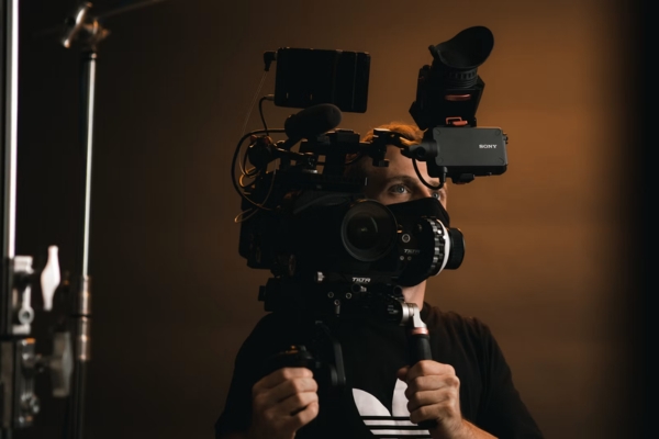 Productrice de cinéma sur un plateau de tournage