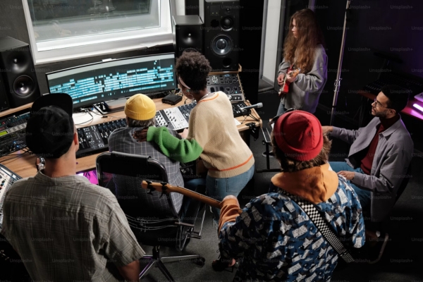 Étudiants en formation audiovisuel en classe